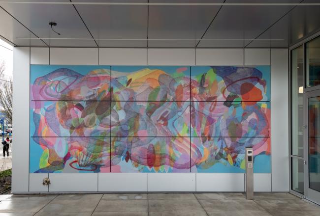 Bức tranh tường mới của họa sĩ Tenya Rodriguez ở mặt ngoài tòa nhà Trung tâm Điều hành và Hoạt động mới.