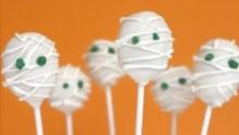 White cake pops decorated like mummies